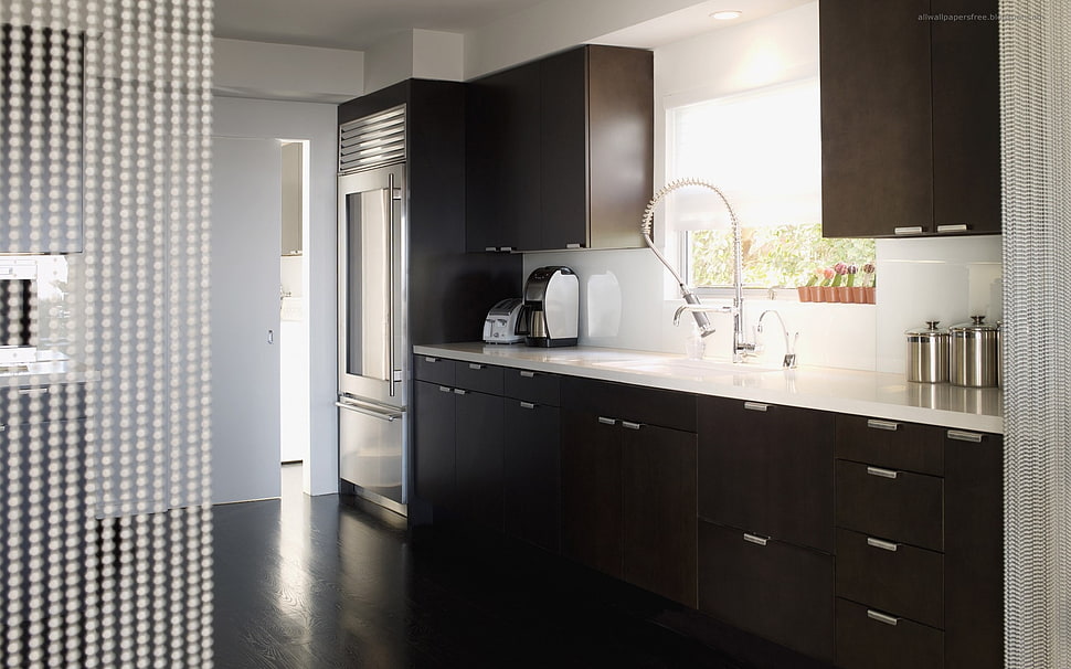 black wooden kitchen cabinet near of gray 3-door refrigerator HD wallpaper